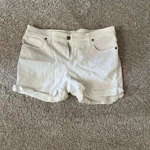 Vineyard Vines size 8 white denim shorts